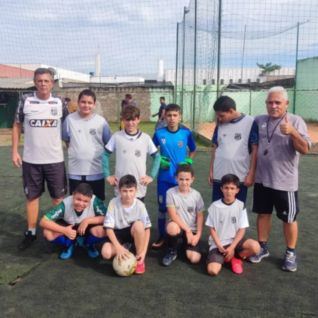 Atletas e professores reunidos no campo da clínica