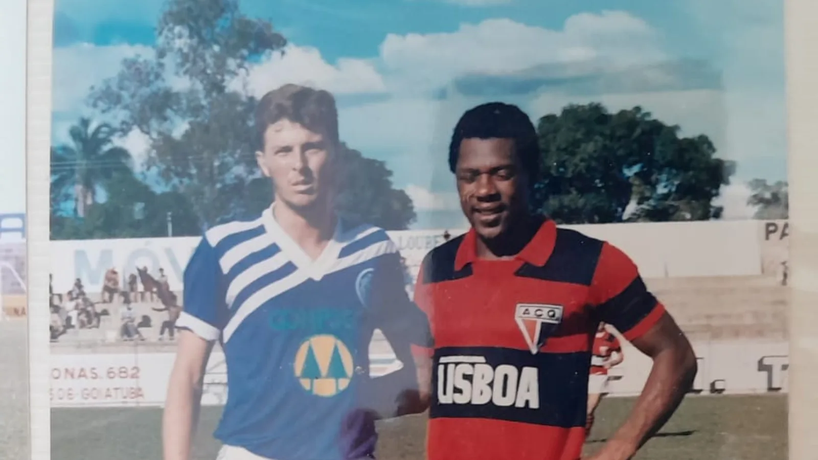 Registro histórico de dois jogadores de futebol em campo